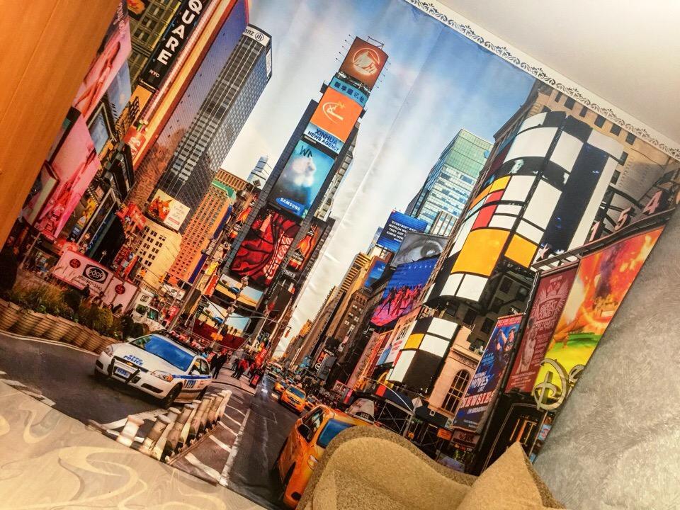 Photocurtain con un'immagine della metropoli sulla finestra nella hall