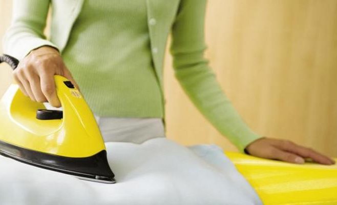 Caresser les rideaux après le lavage et le séchage