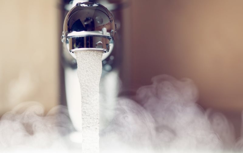 Remplir le bain d'eau chaude pour adoucir les rideaux à la vapeur