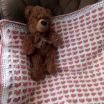 Incroyable plaid bébé tendre dans de minuscules coeurs touchants
