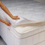 Une couche adoucissante supplémentaire peut être fixée au matelas principal.