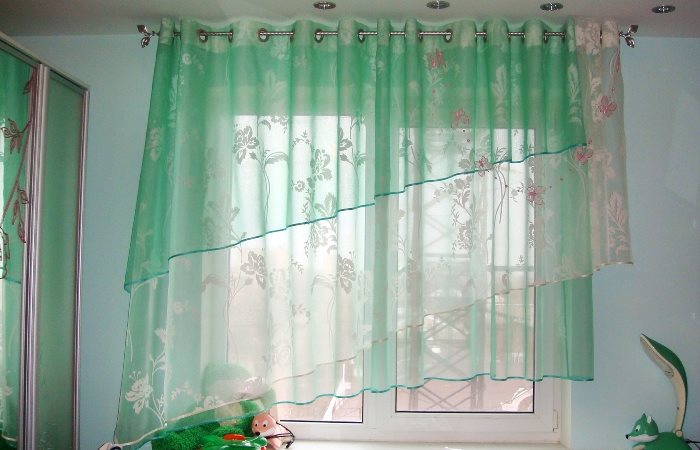 Tulle pur de caprone sur la fenêtre de la cuisine après le lavage