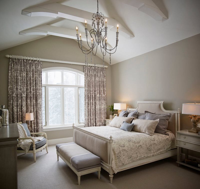 Rideaux sur la corniche blanche dans la chambre