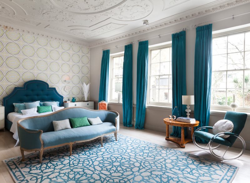 Rideaux turquoise à l'intérieur de la chambre