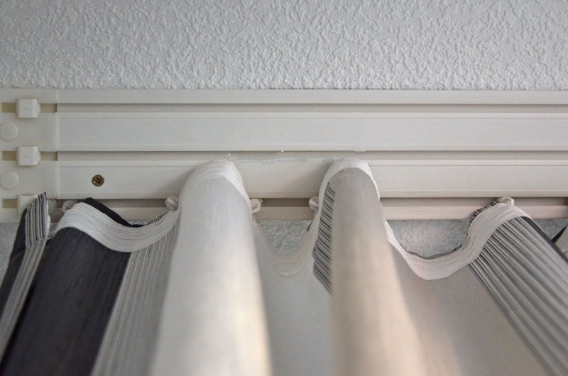Fixer les rideaux au plafond avec un pneu en plastique