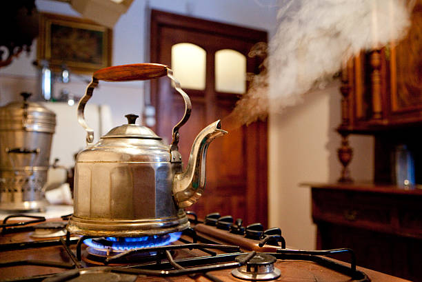Bouilloire bouillante sur une cuisinière à gaz