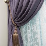 Verovoz attrape un rideau violet