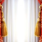Rideaux rouges à décor doré