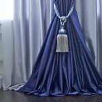 Rideau bleu sur sol brun foncé