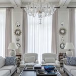 Salon classique avec rideaux pour trois fenêtres différentes
