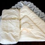 Enveloppe, plaid et bonnet à large dentelle lors de la décharge en demi-saison