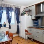 Schöne Vorhänge mit Klettbändern für das Küchenfenster mit Balkon