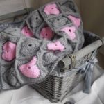 Beau petit plaid au crochet rose et gris