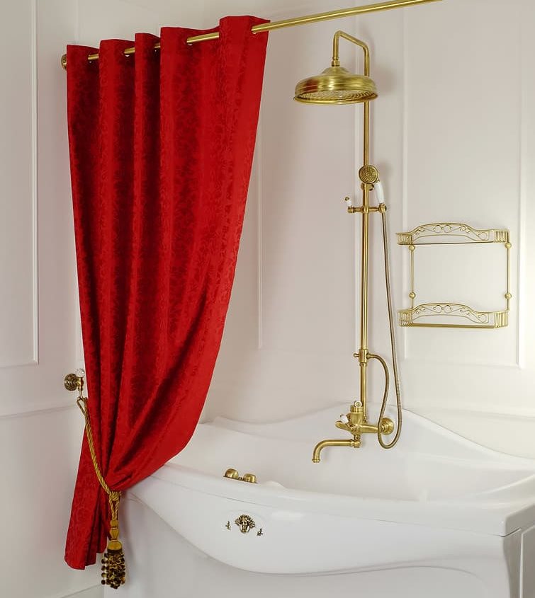 Rideau rouge sur la salle de bain blanche
