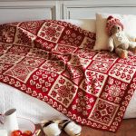Couverture rouge et blanche avec différents motifs