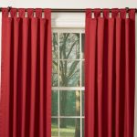 Rote Vorhänge im Wohnzimmer