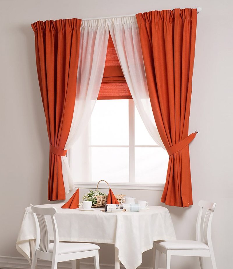 Rideaux rouges et blancs sur la fenêtre de la cuisine