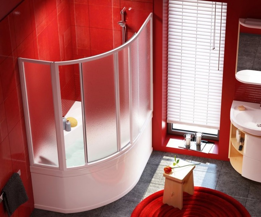 Kırmızı duvarlı köşe kapalı banyo