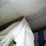 Befestigung des Gesimses an der Decke und Klettvorhängen