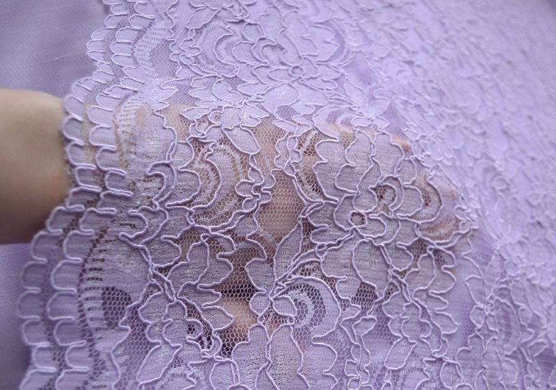 Dentelle semi-transparente avec un beau motif