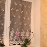 Tulle sur le verre de la fenêtre de la cuisine