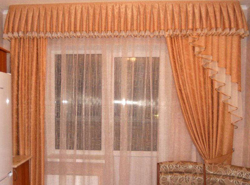 Lambrequin sur la fenêtre de la cuisine avec porte du balcon