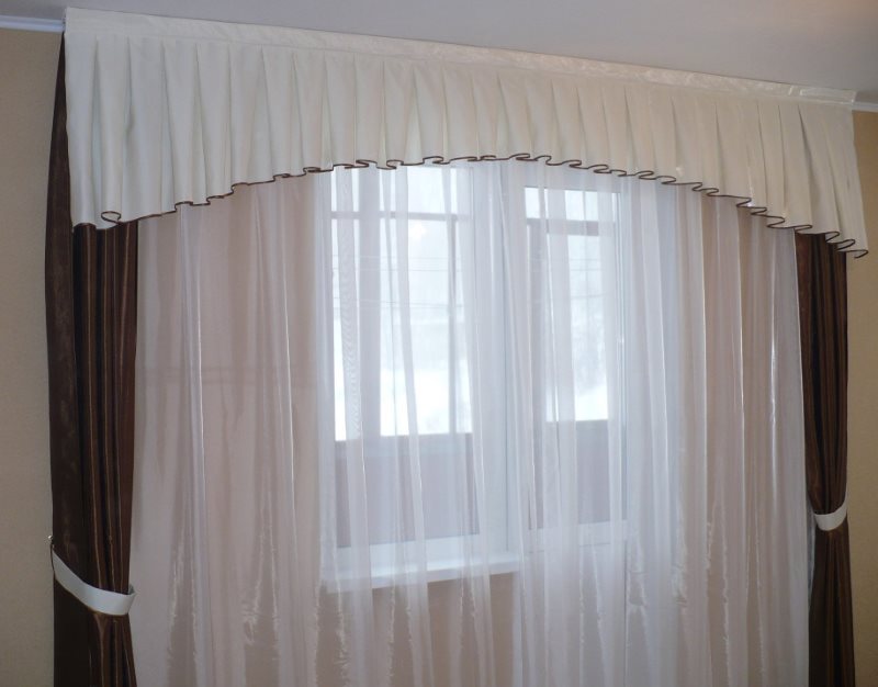 Pelmet blanc avec des plis sur la fenêtre d'un vrai appartement