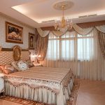 Lambrequins dans une chambre de style classique