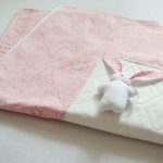 Plaid rose clair et blanc dans la poussette