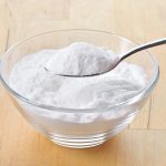Une cuillère à soupe de soda pour laver le tulle à la manière populaire