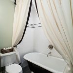 Rideaux blancs avec garniture noire