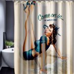 Rideau dans la salle de bain d'un jeune homme