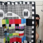 Rideau en maille essentiel dans la salle de bain d'une jeune fille