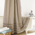 Rideau en tissu dans la salle de bain moderne