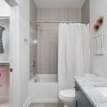 Conception allongée de la salle de bain