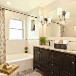 Mobilier de style classique dans la salle de bain