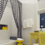 Rideau gris dans une salle de bain rustique