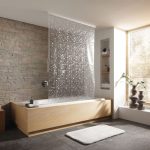 Volet dans la salle de bain à la corniche du plafond