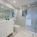 Grand miroir au-dessus du lavabo dans la salle de bain