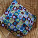 Petit coussin de fleurs au crochet