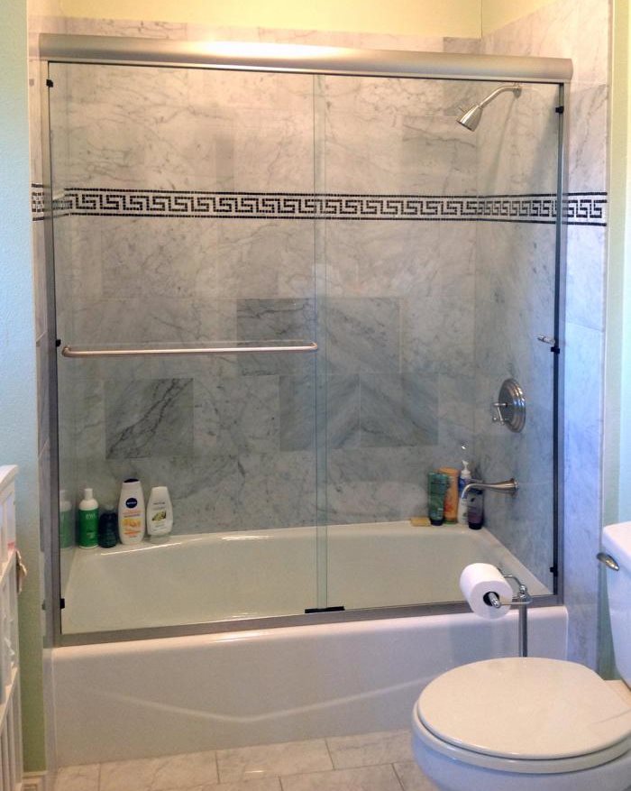 Cloison coulissante dans un type combiné de salle de bain compact