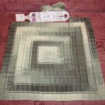 Plaid de petit enfant dans une spirale dans les tons gris