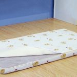 Matelas dans le berceau pour un nouveau-né