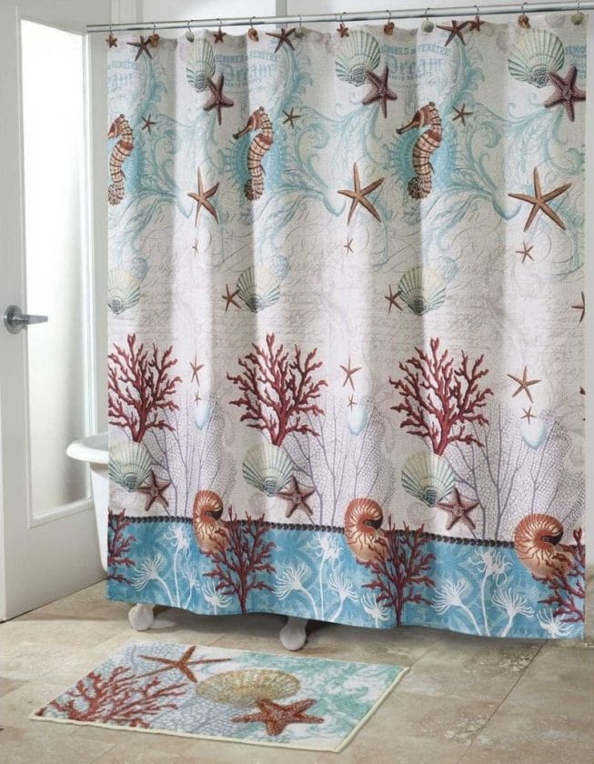 Volet dans la salle de bain avec une impression en forme d'habitants de la mer