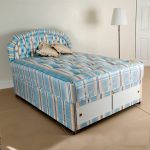 Lit moelleux avec rembourrage et matelas de la même couleur