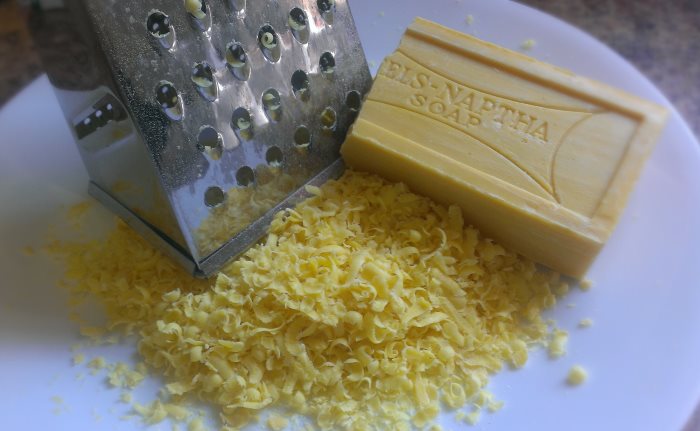 Broyer un morceau de savon sur une râpe pour le laver