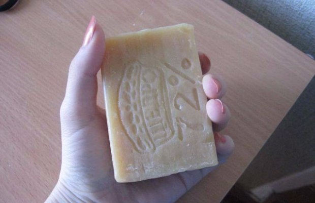Savon à lessive 72% dans la main d'une femme au foyer