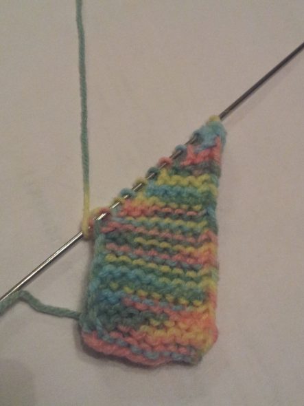 Nous recueillons 10 boucles et tricotons au point mousse