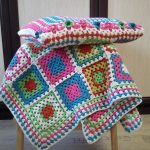 Cape sur le tabouret et l'oreiller dans le même style de carrés