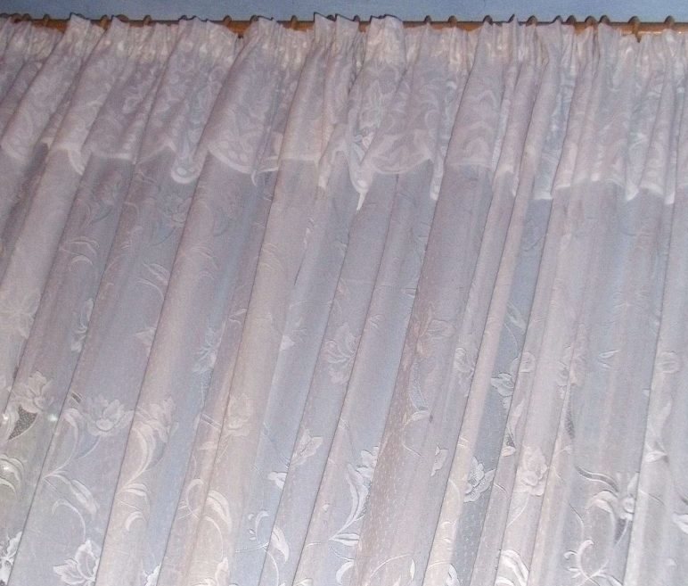 สีขาว tulle บนบัวหลังจากแป้ง